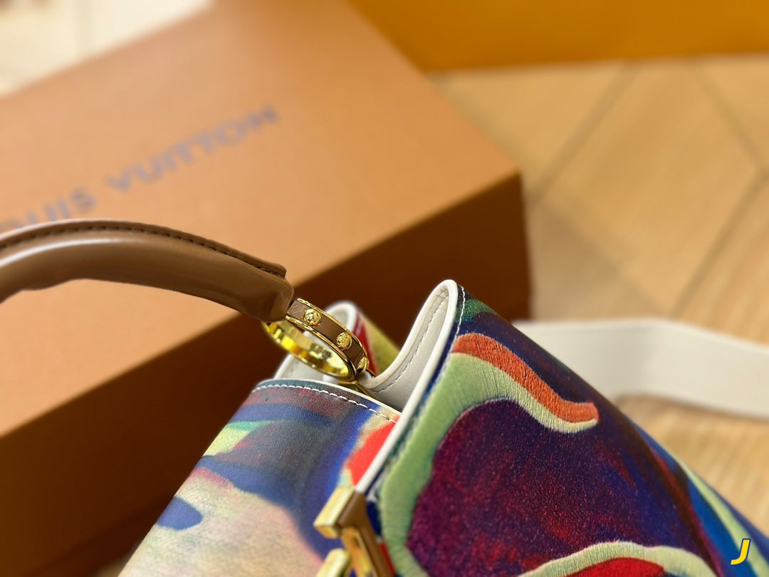 Louis Vuitton Capucines Handbag( 27cm)