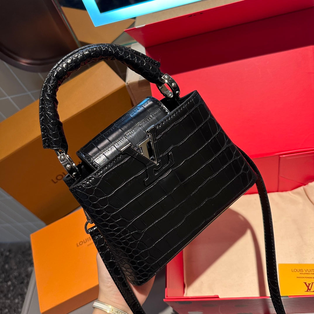 Louis Vuitton Capucines Handbag( 21cm)