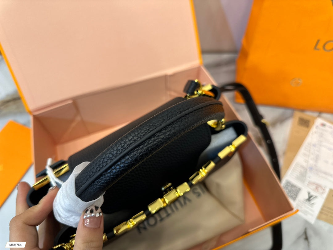 Louis Vuitton Capucines Handbag( 27cm)