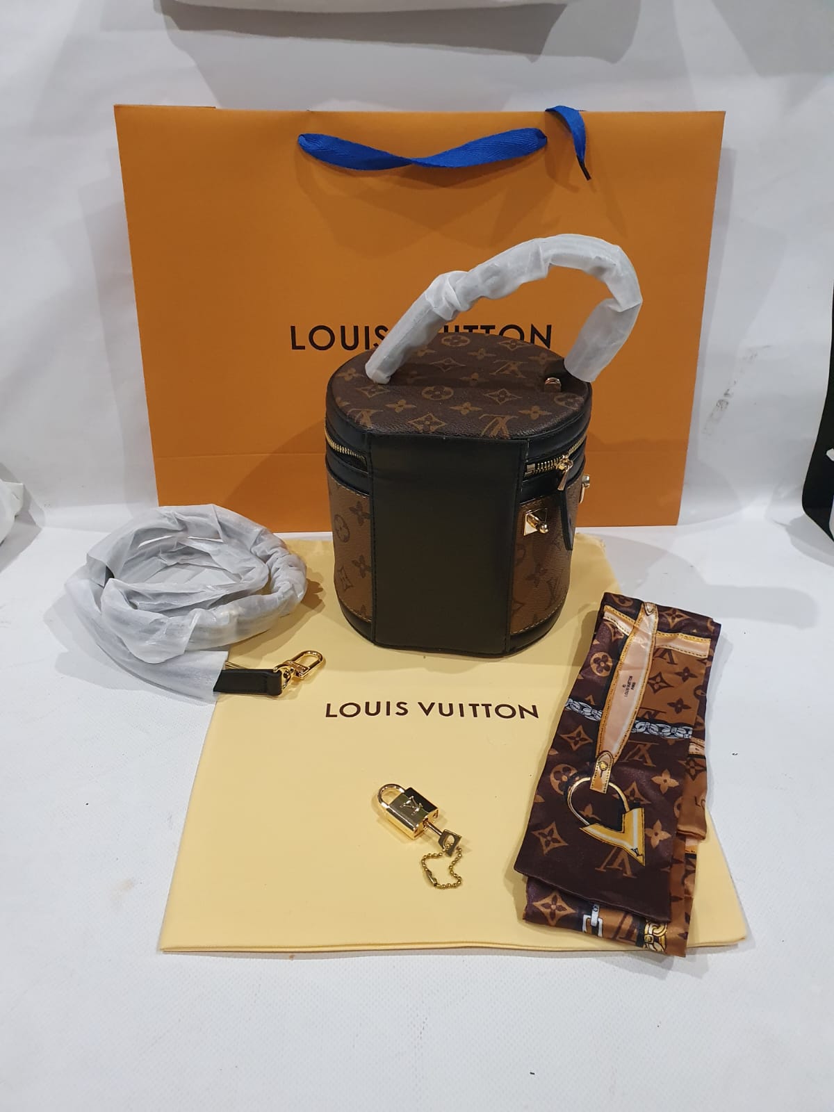 Louis Vuitton Bucket Bag with free Twilly