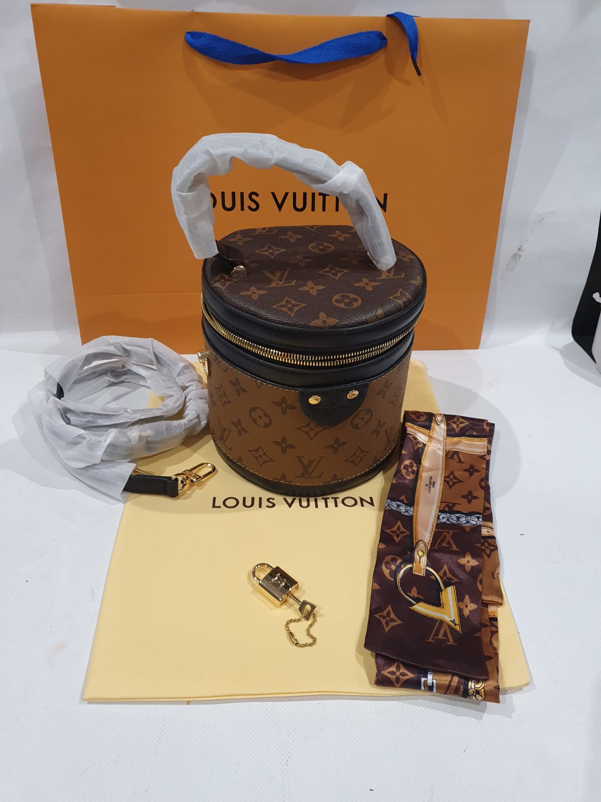 Louis Vuitton Bucket Bag with free Twilly